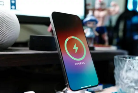 德宏苹果15换屏服务分享用什么充电器给iPhone15充电更好 
